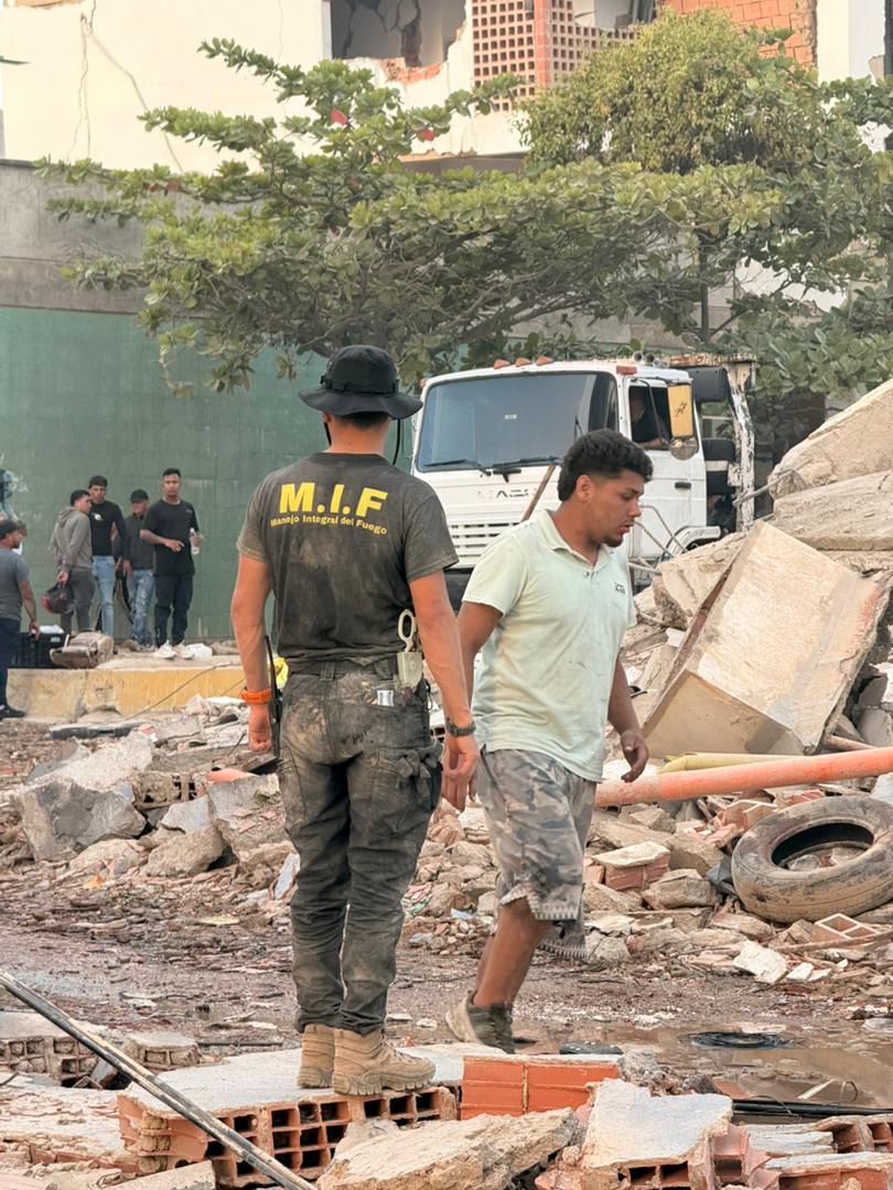 Rescatistas en escombros